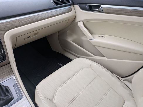 Used 2018 Volkswagen Passat 2.0T SE image 16