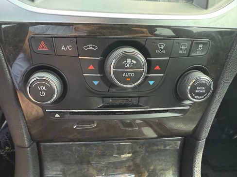 Used 2014 Chrysler 300 C image 21