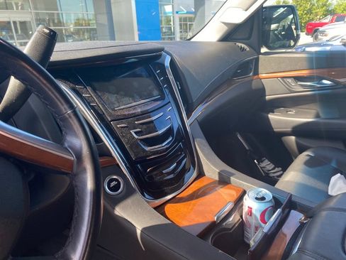 Used 2018 Cadillac Escalade Premium Luxury AWD/4WD image 6