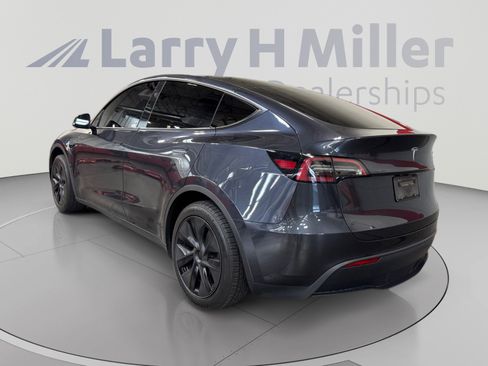 Used 2025 Tesla Model Y Long Range RWD image 3