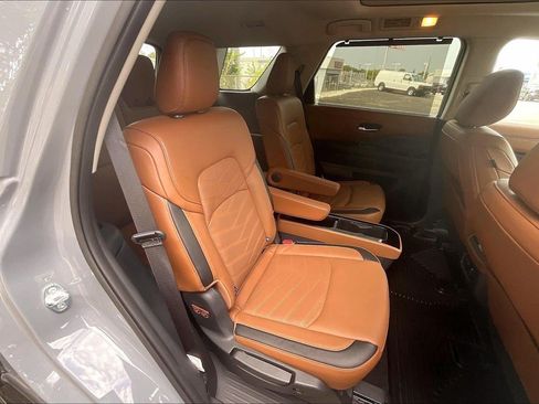 Used 2025 Nissan Pathfinder Platinum AWD/4WD image 24