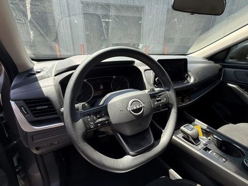 Used 2025 Nissan Rogue S AWD/4WD image 7