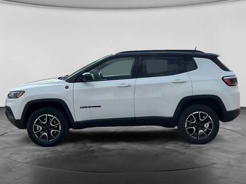 Used 2025 Jeep Compass Trailhawk AWD/4WD image 6