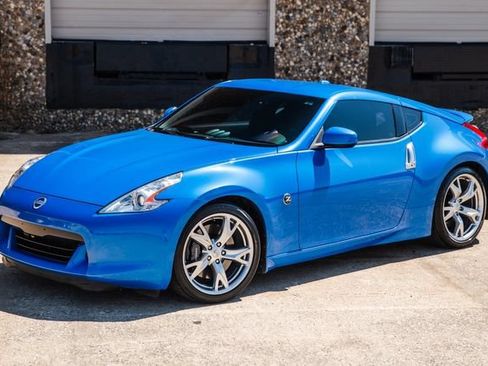 Used 2010 Nissan 370Z Touring w/ Sport Pkg RWD image 4