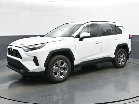 Used 2025 Toyota RAV4 XLE AWD/4WD image 4