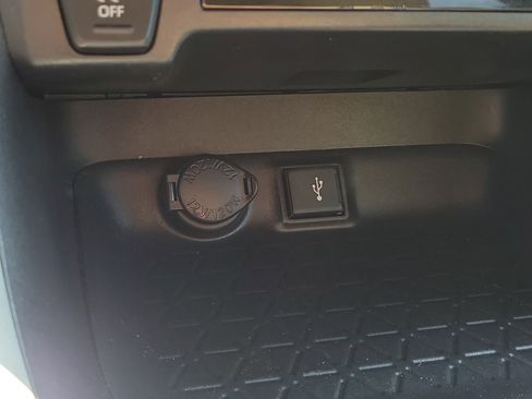 Used 2021 Toyota RAV4 LE image 33