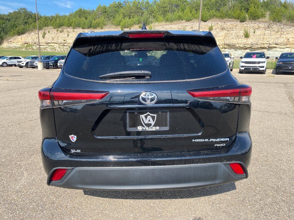 Used 2021 Toyota Highlander XLE AWD/4WD image 60