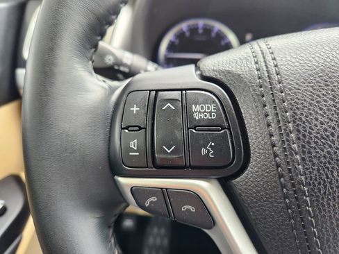 Used 2018 Toyota Highlander Limited FWD image 28