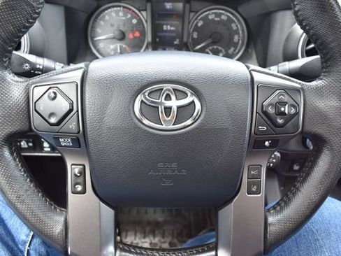 Used 2018 Toyota Tacoma SR5 AWD/4WD image 23