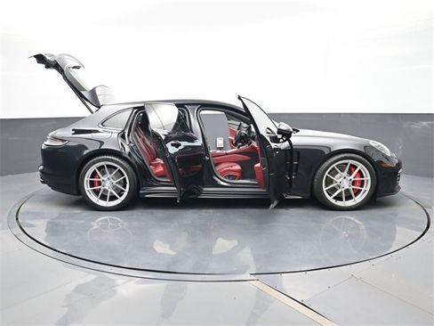 Used 2022 Porsche Panamera GTS w/ Premium Package image 34
