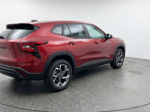 Used 2025 Chevrolet Trax LT FWD image 9