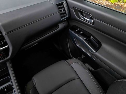 Certified 2025 Nissan Pathfinder SL w/ SL Premium Package image 19