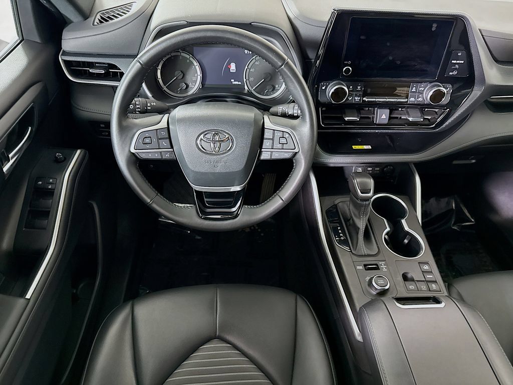 Used 2023 Toyota Highlander XSE AWD/4WD image 3