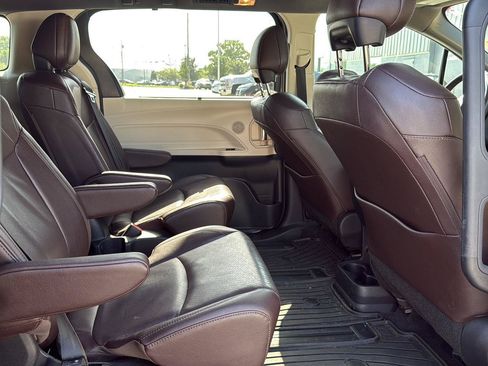 Used 2021 Toyota Sienna Platinum AWD/4WD image 12