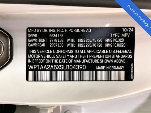 Used 2025 Porsche Macan AWD/4WD image 35