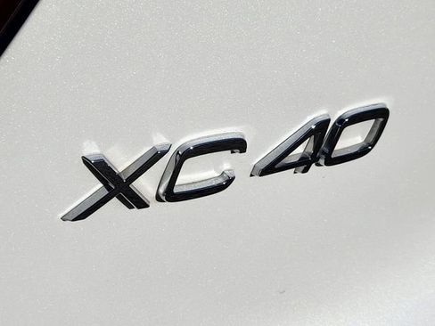 Certified 2025 Volvo XC40 B5 Core image 18