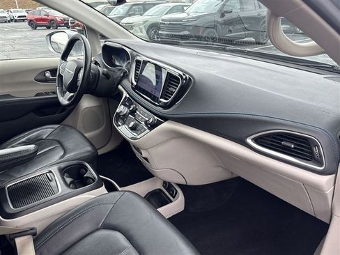 Used 2021 Chrysler Pacifica Touring-L AWD/4WD image 28