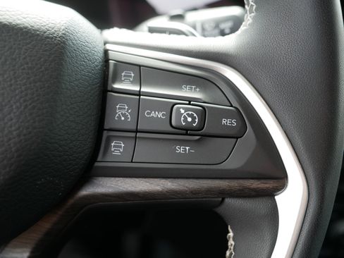 Used 2023 Jeep Grand Cherokee Limited AWD/4WD image 29