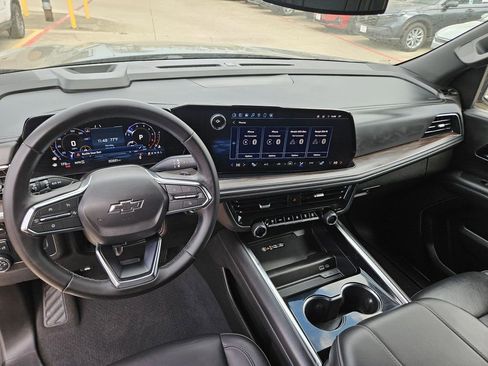 Used 2025 Chevrolet Suburban Z71 image 16