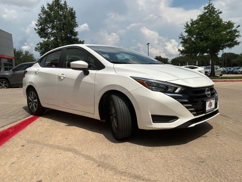 Used 2025 Nissan Versa SV FWD image 4