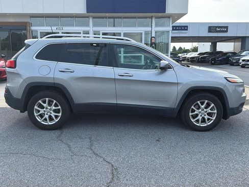 Used 2016 Jeep Cherokee Latitude w/ Safety/Convenience Group AWD/4WD image 4