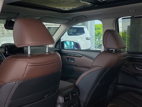 Used 2025 Honda Pilot Elite image 12