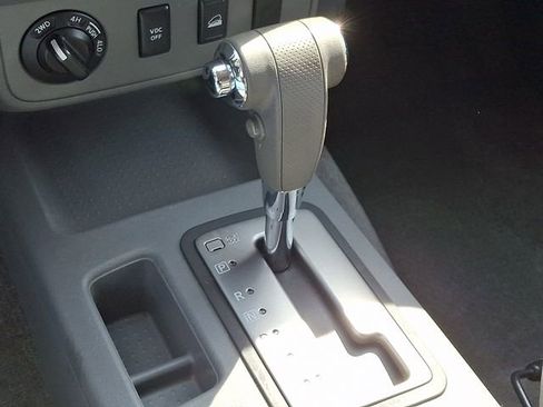 Used 2010 Nissan Frontier SE image 15