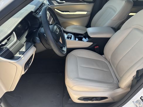 Used 2023 Jeep Grand Cherokee Limited AWD/4WD image 9