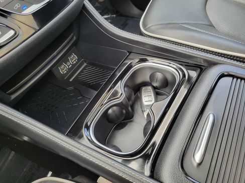 Used 2025 Chrysler Pacifica Limited FWD image 23