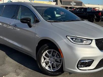 New 2026 Chrysler Pacifica Select