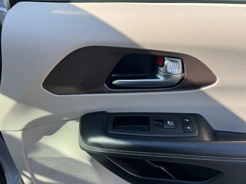 Used 2023 Chrysler Voyager LX image 29