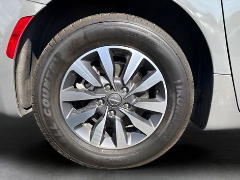 Used 2022 Chrysler Pacifica Touring-L FWD image 40