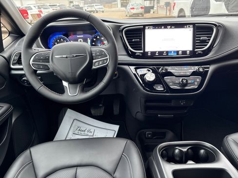 New 2026 Chrysler Pacifica Select image 6