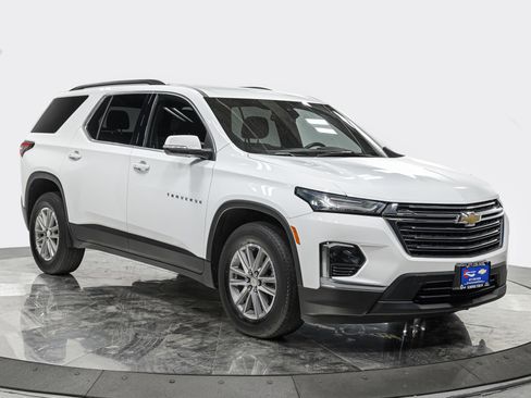 Used 2023 Chevrolet Traverse LT w/ Rear Camera Mirror Package image 9