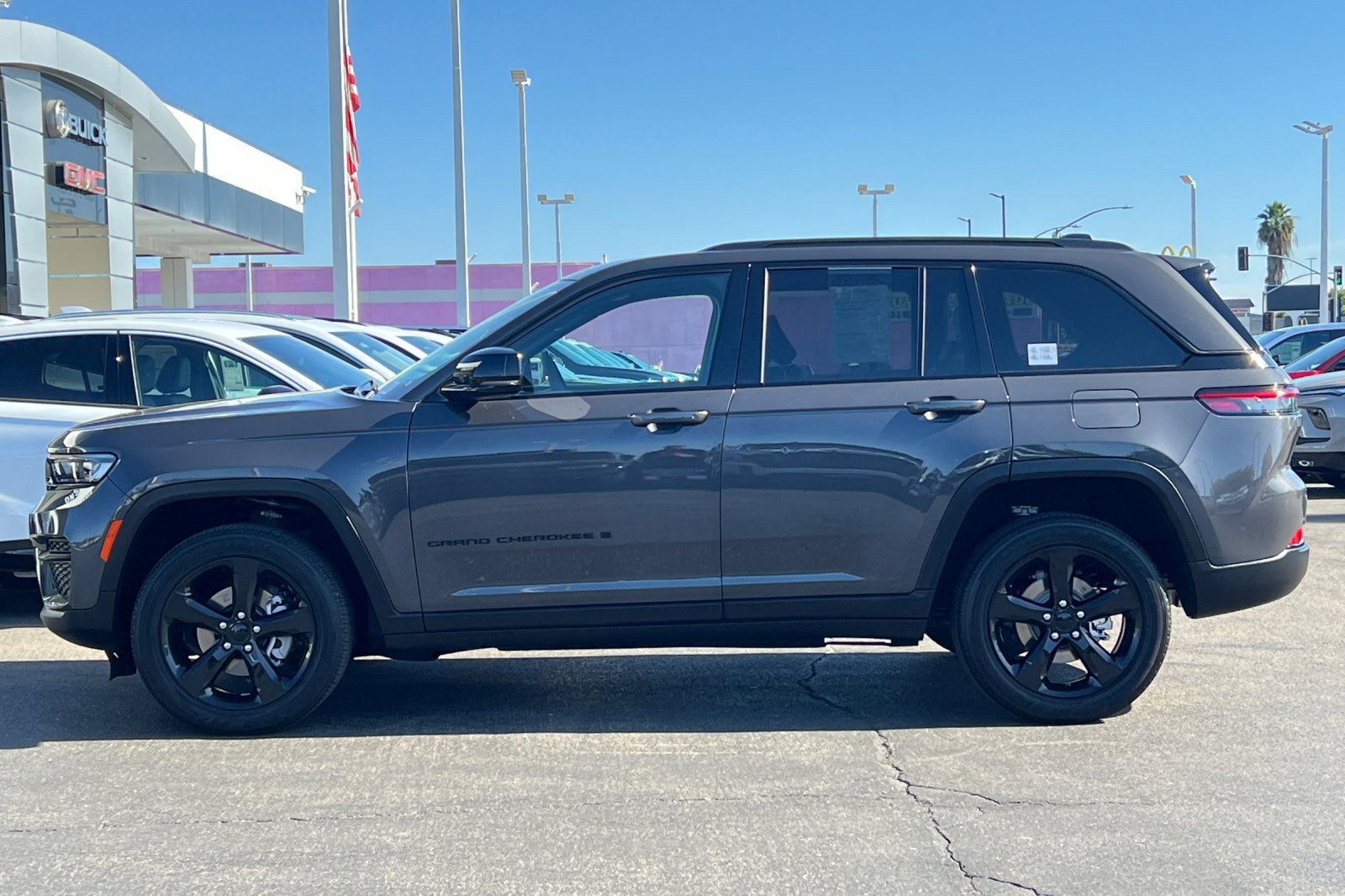 Used 2023 Jeep Grand Cherokee Altitude AWD/4WD image 8