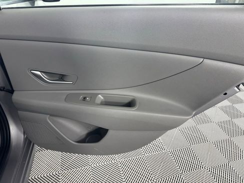 Used 2025 Hyundai Elantra SE image 23