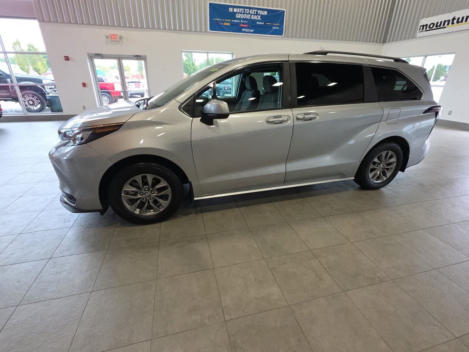 Used 2024 Toyota Sienna AWD image 12