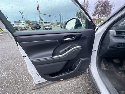 Used 2024 Toyota Highlander XLE image 13