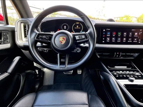 Used 2024 Porsche Cayenne AWD/4WD image 7