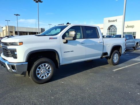 Used 2025 Chevrolet Silverado 2500 LT AWD/4WD image 3
