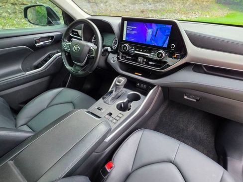 Used 2025 Toyota Highlander XLE FWD image 30