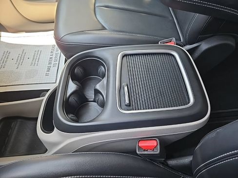 Used 2023 Chrysler Pacifica Touring-L FWD image 60