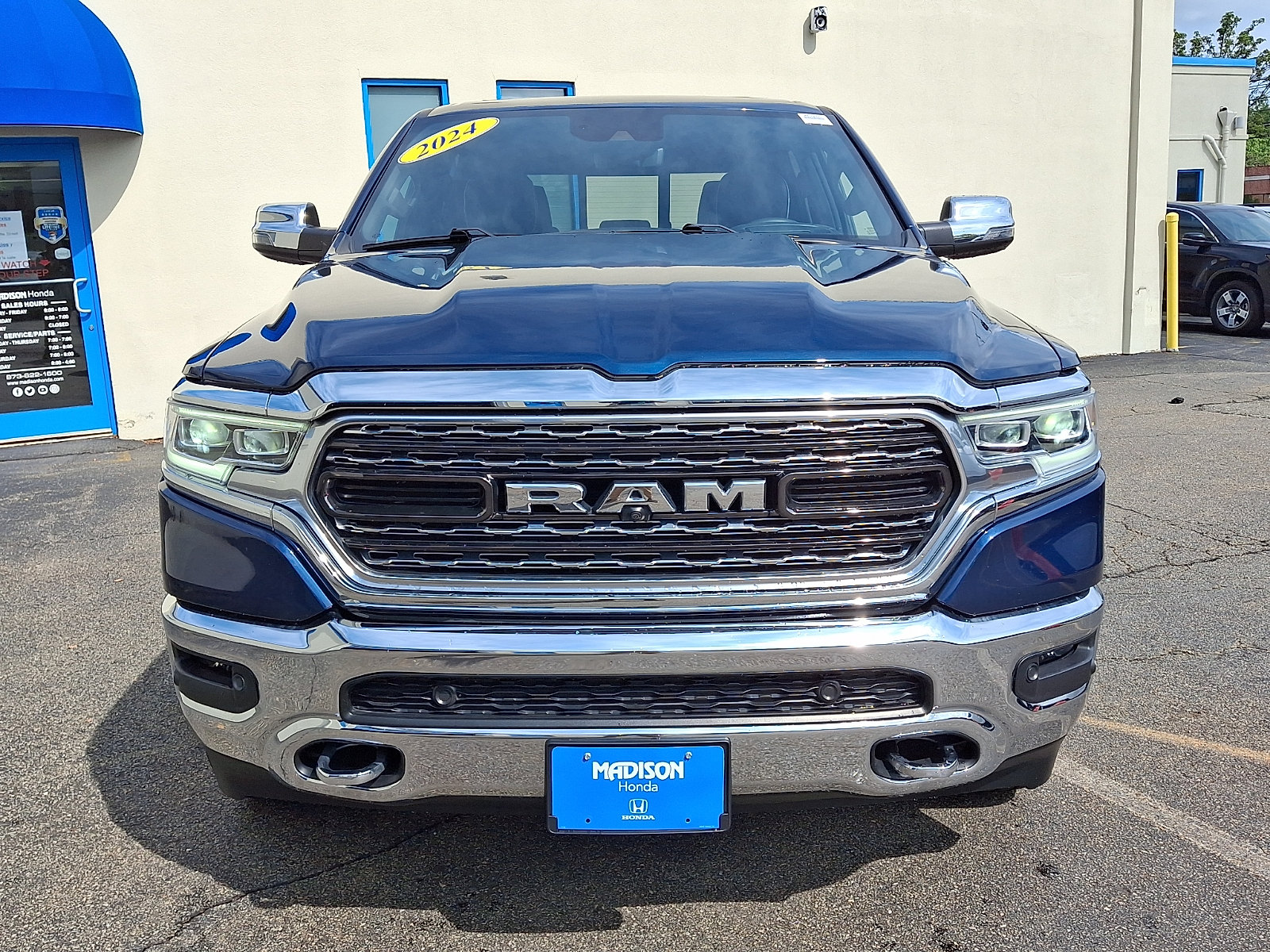 Used 2024 RAM 1500 Limited AWD/4WD image 2