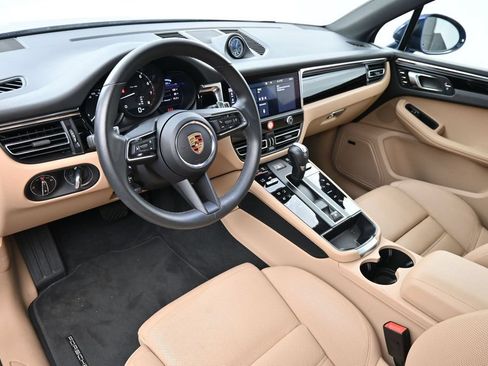 Certified 2025 Porsche Macan AWD/4WD image 4
