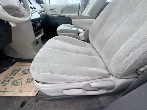 Used 2013 Toyota Sienna L image 22