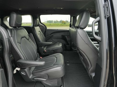 Used 2026 Chrysler Pacifica Select FWD image 23