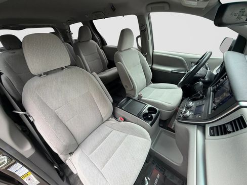 Used 2017 Toyota Sienna LE AWD/4WD image 23