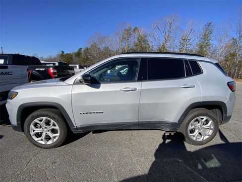 Used 2024 Jeep Compass Latitude image 2