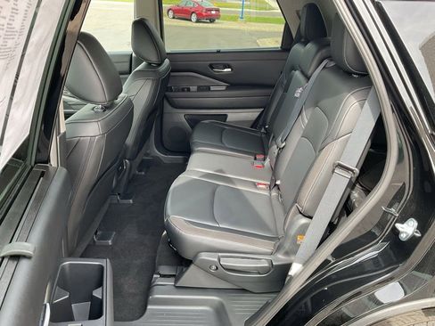 Used 2025 Nissan Pathfinder SL AWD/4WD image 20
