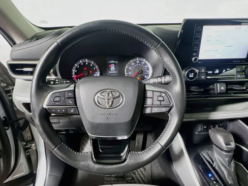 Used 2021 Toyota Highlander LE FWD image 17